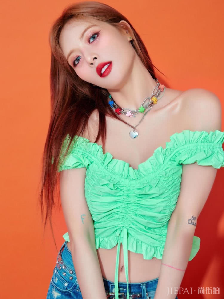 金泫雅晒自拍耳环太亮眼，小野马这回少女心了