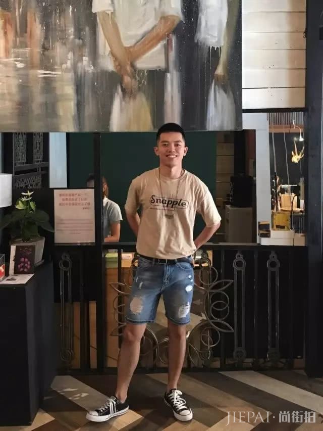 把Tee扎裤子里，不仅是显腿长