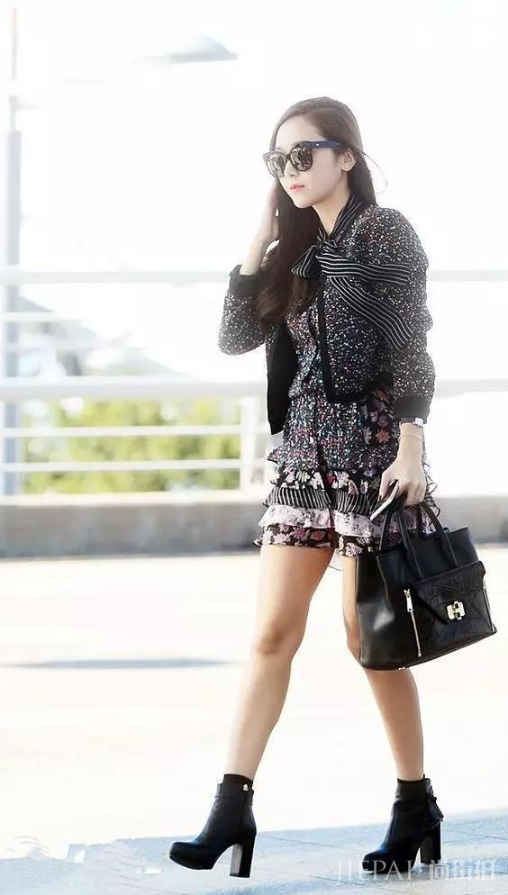 郑秀晶身穿一袭红裙亮眼出众,潮流的风向标啊