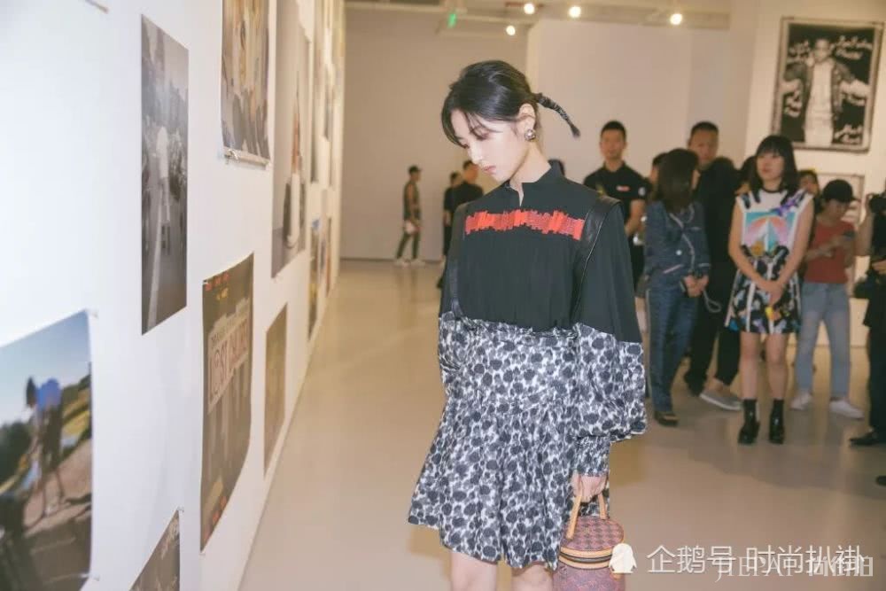 张子枫穿复古拼接连衣裙,彰显时髦感