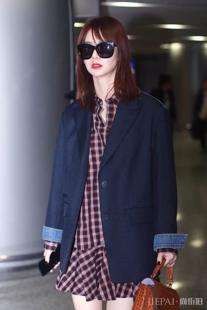 一条连衣裙解锁夏日N种时髦搭配