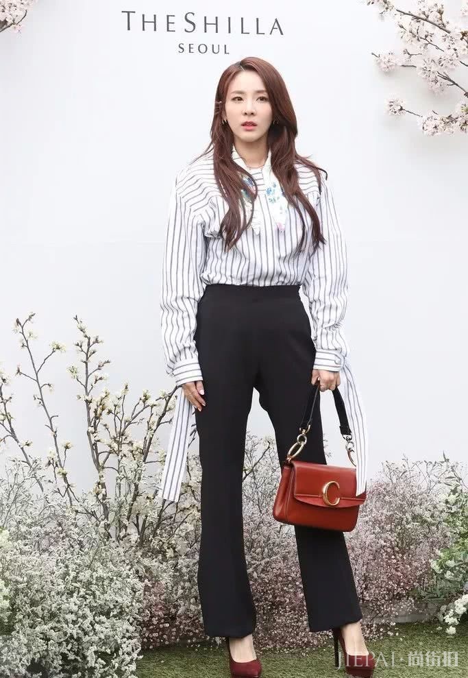 Veegee烟嗓很迷人？我却看中了她的“尖尖领”