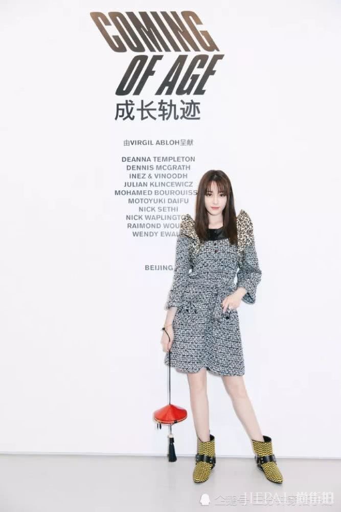 迪丽热巴要走软妹路线了?飞碟手包可爱十足