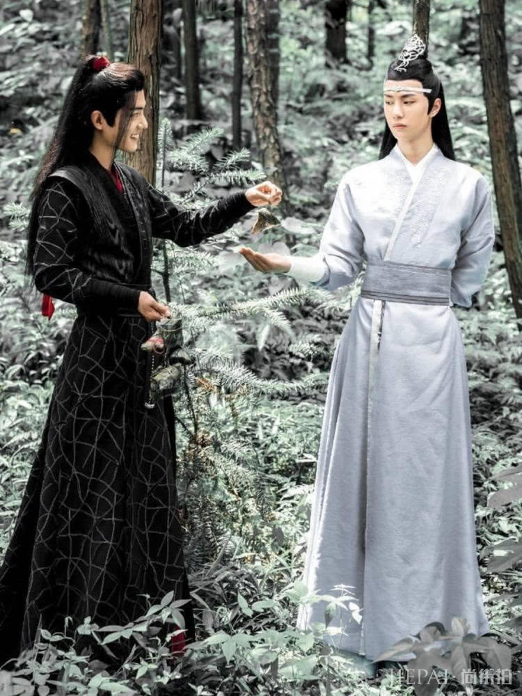 肖战王一博合体亮相,同穿黑色造型耍帅,真有差6岁?