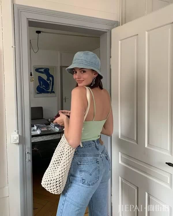 没其他原因，这位法国时尚博主穿衣好看全是因为“颜美人瘦”四个字