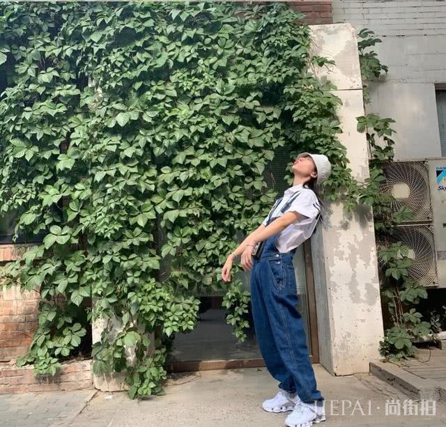 周雨彤轻松驾驭小香风与奶奶花衬衫