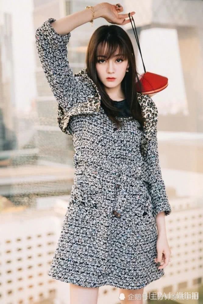 迪丽热巴要走软妹路线了?飞碟手包可爱十足