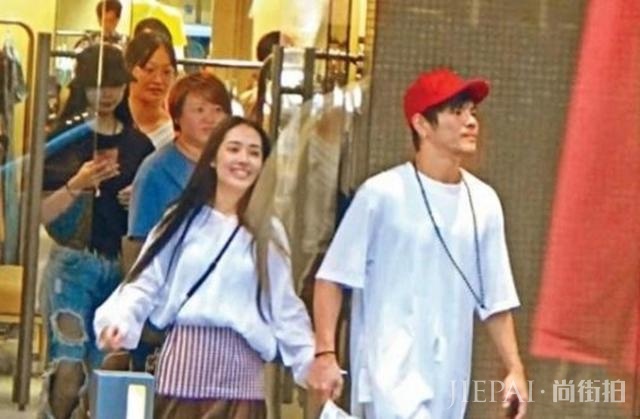 郭碧婷、向佐被偶遇街头甜蜜互换冰淇淋，他们在路人的镜头里更甜