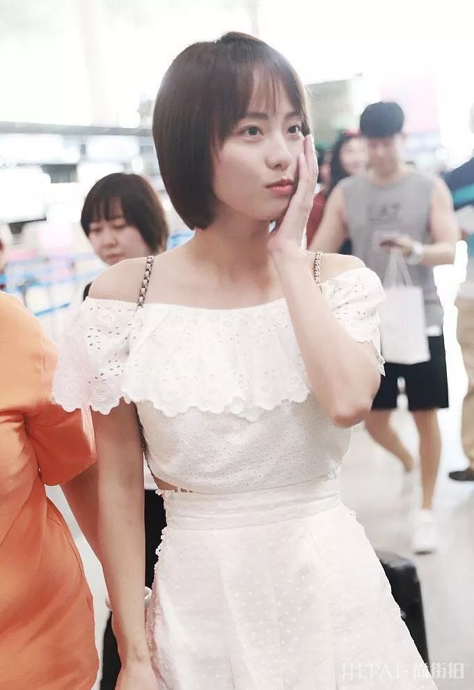 张嘉倪撞上毛晓彤，穿小白裙少女气质难分上下