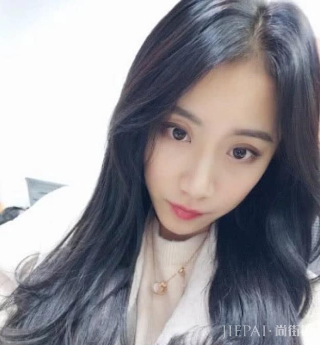 快手网红小仙女撞脸吴宣仪，离开滤镜后，网友：网红和明星的差距