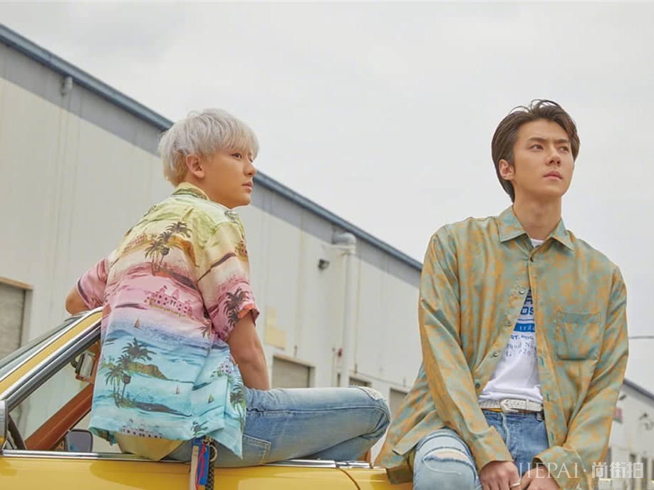 吴世勋朴灿烈真会玩，一套造型玩荧光撞色，一套造型挑战花衬衫