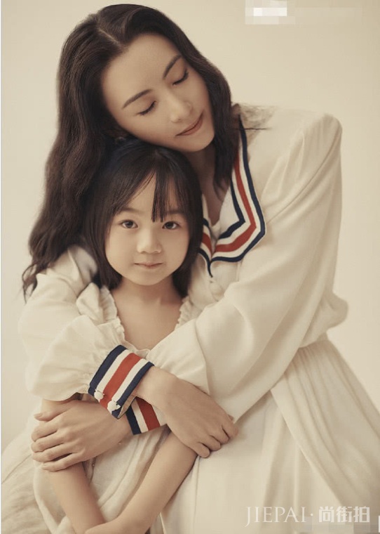 张柏芝与小山竹同框尽显浓浓母爱,圆梦女儿的她也太温柔了