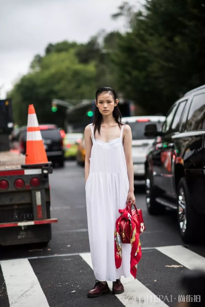一条连衣裙解锁夏日N种时髦搭配