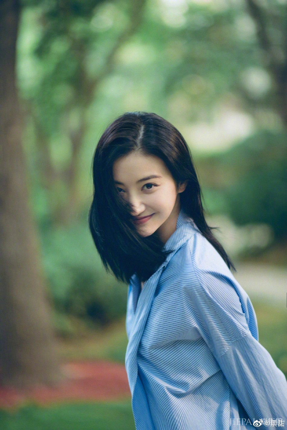 景甜晒清新美照喜迎七月 穿蓝条纹衬衣甜笑清纯