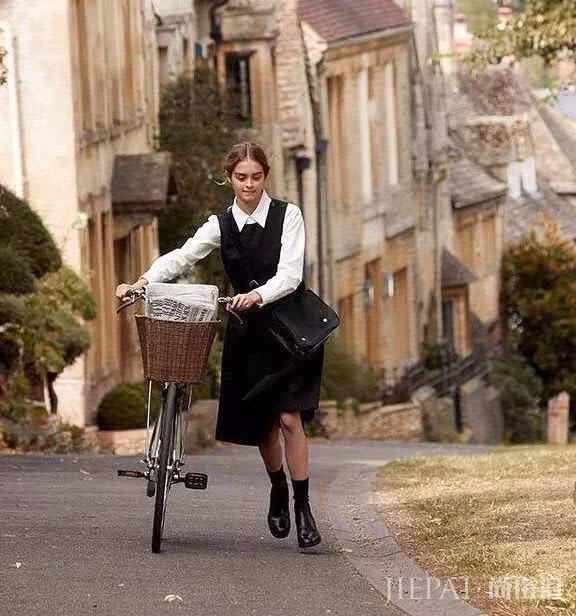 Veegee烟嗓很迷人？我却看中了她的“尖尖领”