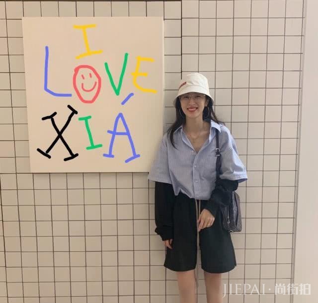 周雨彤轻松驾驭小香风与奶奶花衬衫