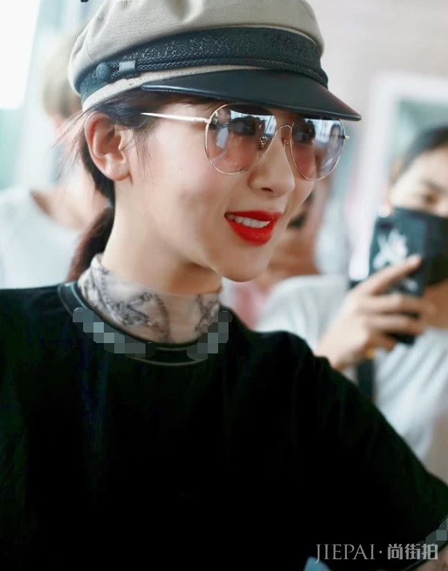 杨紫穿“花臂衫”顶贝雷帽,效果简直A到爆