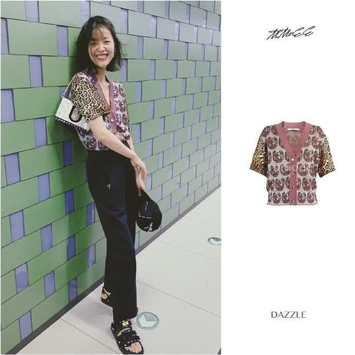 刘雯男友长裤走复古风,碎花纽扣上衣考验颜值