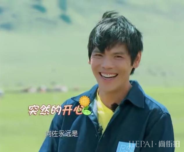 郭碧婷罕见主动秀恩爱,晒与向佐参加活动照,两人亲密合拍超恩爱