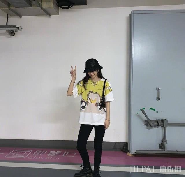 周雨彤轻松驾驭小香风与奶奶花衬衫