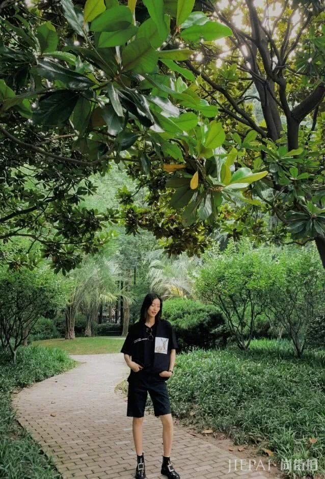 夏天学刘雯穿黑皮靴，初秋天气穿潮范十足