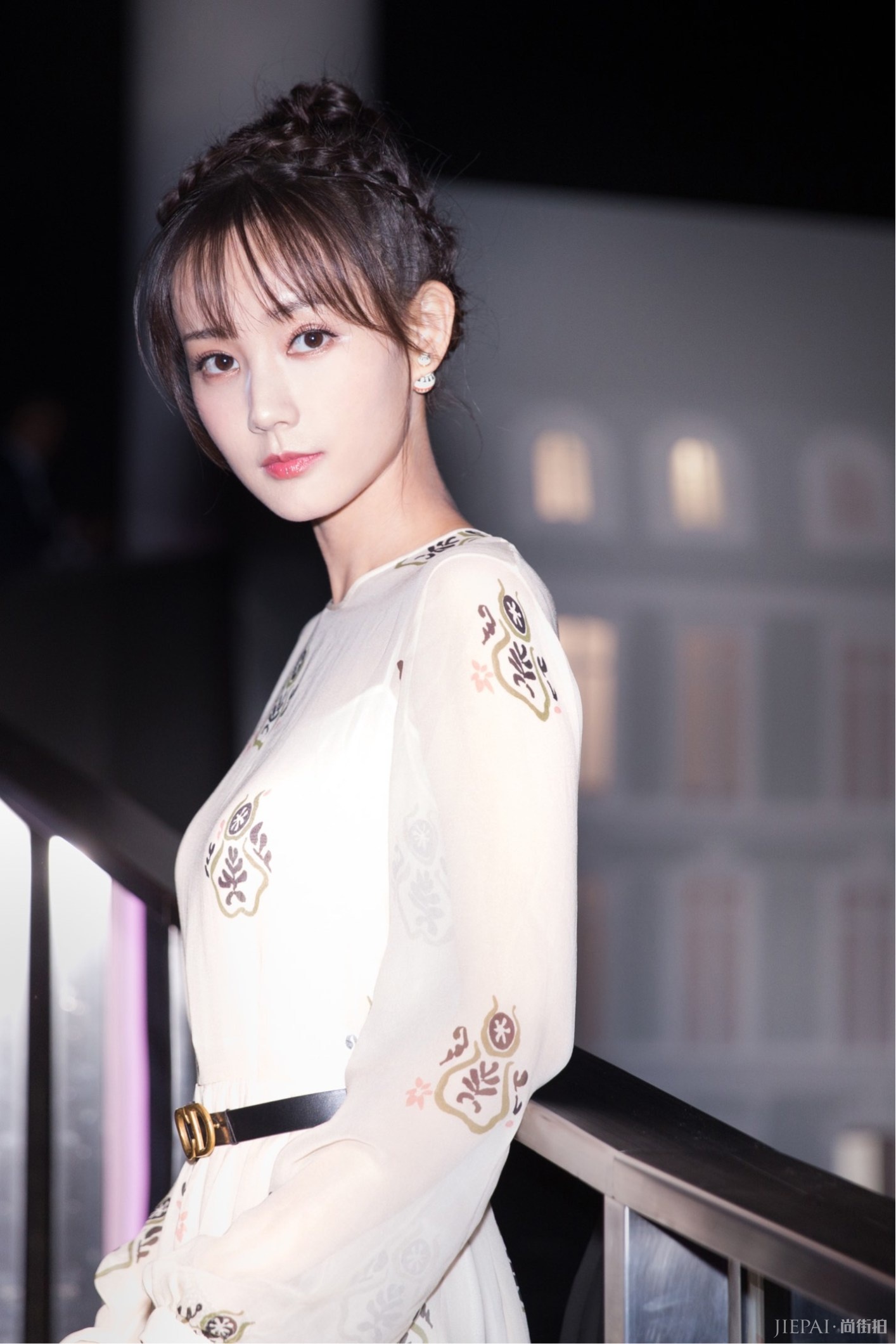 李一桐出席品牌活动 化身花仙子邂逅爱与玫瑰