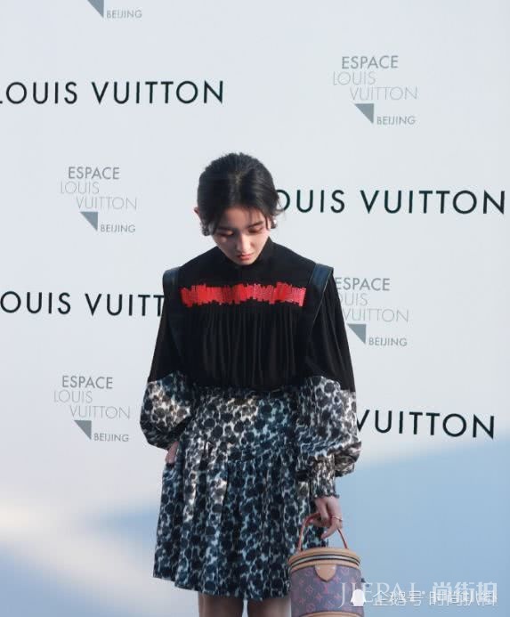 张子枫穿复古拼接连衣裙,彰显时髦感