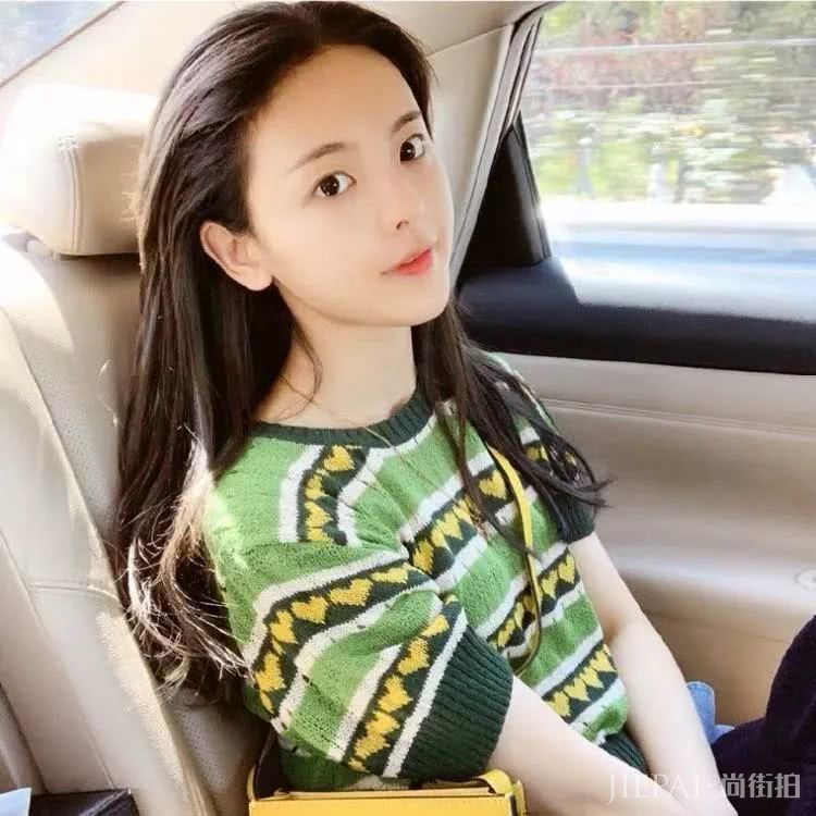 没错，这就是你想要的显白牛油果绿穿搭指南