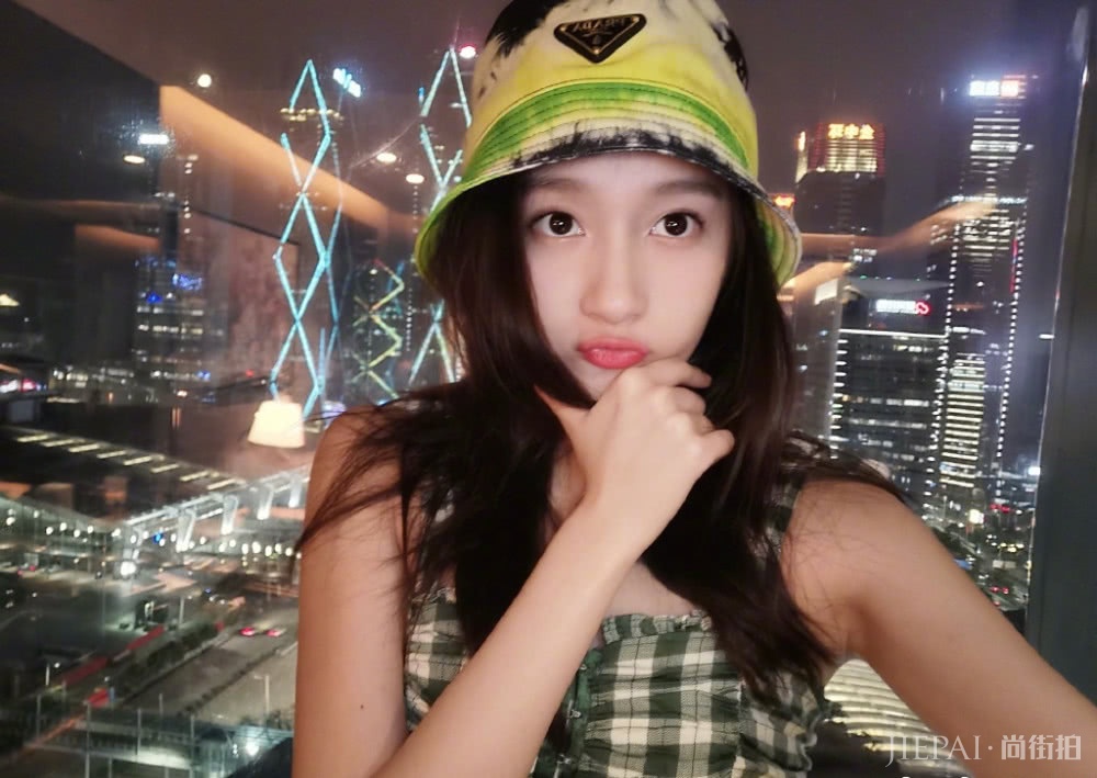 关晓彤和金泫雅，双双挑战绿格纹造型，风格差距居然这么大？