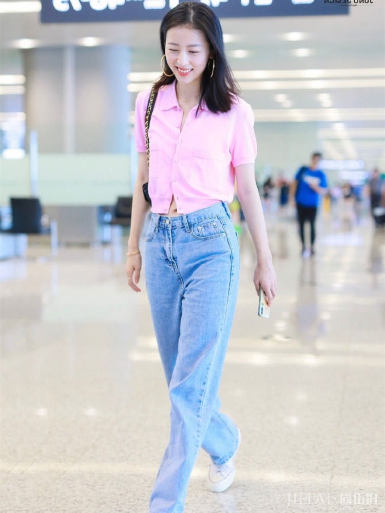 周雨彤多解了颗扣子，居然连Polo衫都变高级了