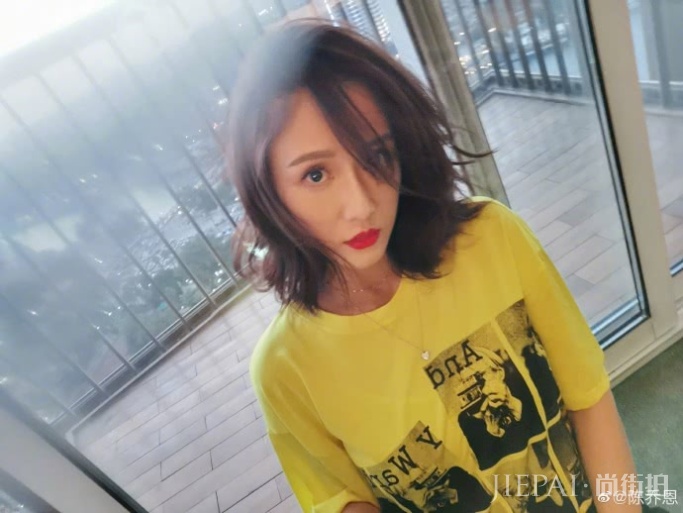 陈乔恩晒中短发新造型，烈焰红唇超搭配