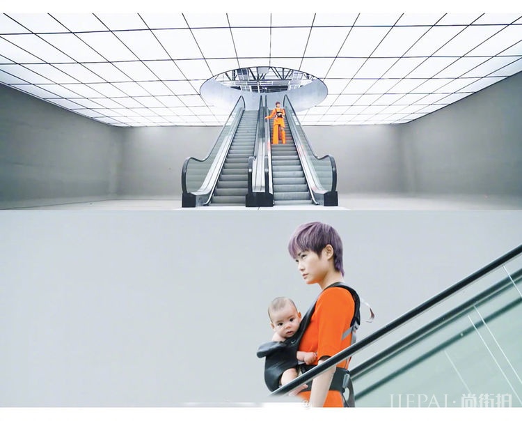 李宇春背娃儿造型遭反对,网友劝告:请不要带偏年轻妈妈!