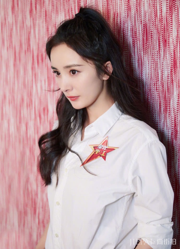 杨幂白衬衫漫画腿勾勒出S型好身材，饱满发际线重回颜值巅峰