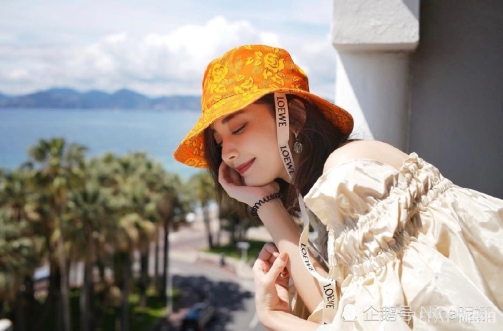 古力娜扎自拍跳舞美照，扎马尾穿1千黑色吊带