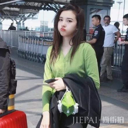 没错,这就是你想要的显白牛油果绿穿搭指南