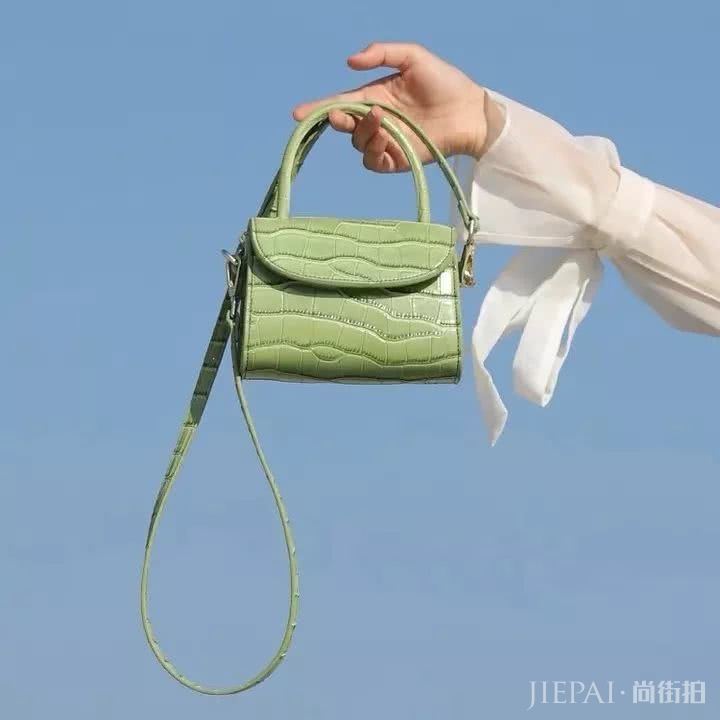 没错，这就是你想要的显白牛油果绿穿搭指南