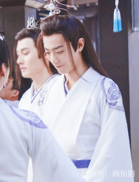 本以为肖战和王一博舞技超群，看到师姐，才懂为什么他们是弟弟！