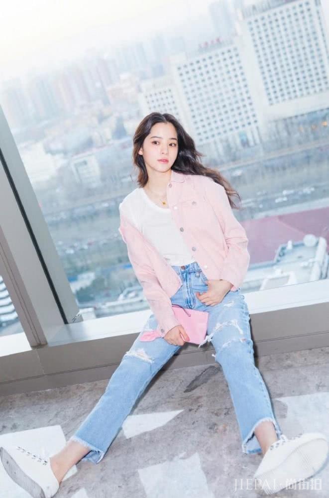 欧阳娜娜年轻活力,贵气小金裙都能穿出少女感