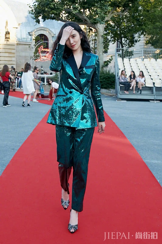 宋佳巴黎再出新造型,身穿蓝绿色亮片套装,气质依然很好