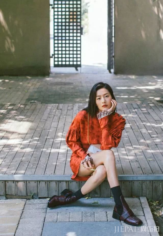 夏天学刘雯穿黑皮靴，初秋天气穿潮范十足