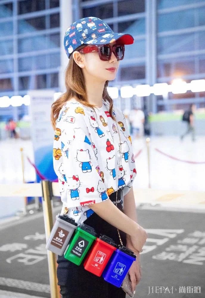 戚薇背着垃圾分类包出门?可爱实用又不失时尚,真不愧是时尚女王