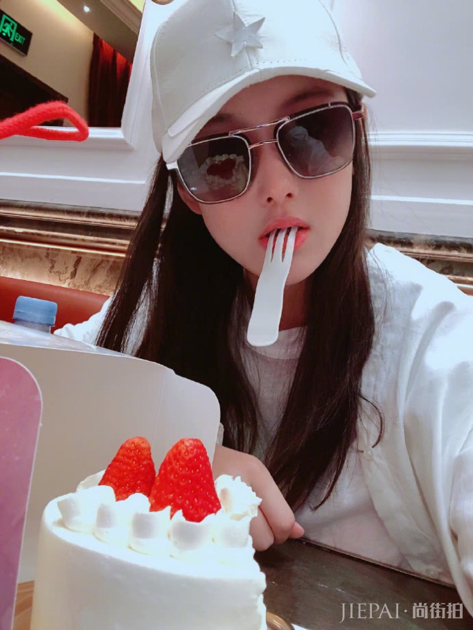 张馨予女儿照片曝光 何捷为女儿剃头发尽显父爱