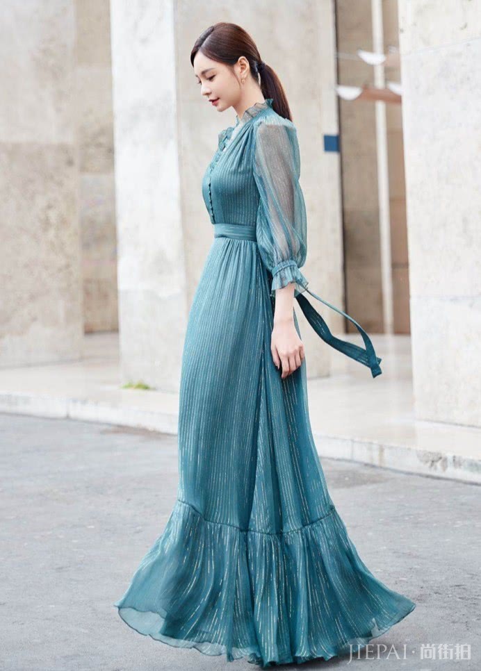 沈梦辰穿湖蓝色长裙出席，气场十足