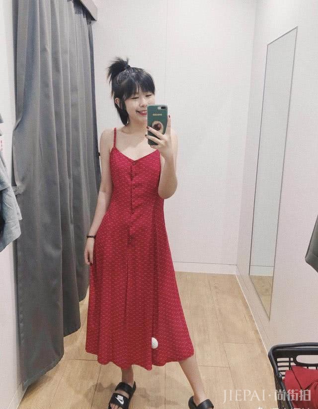 优衣库基本款连衣裙怎么穿出时尚感？