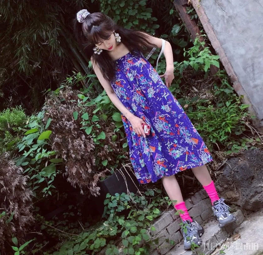 金泫雅穿紫色碎花裙认不出,画风越来越偏了