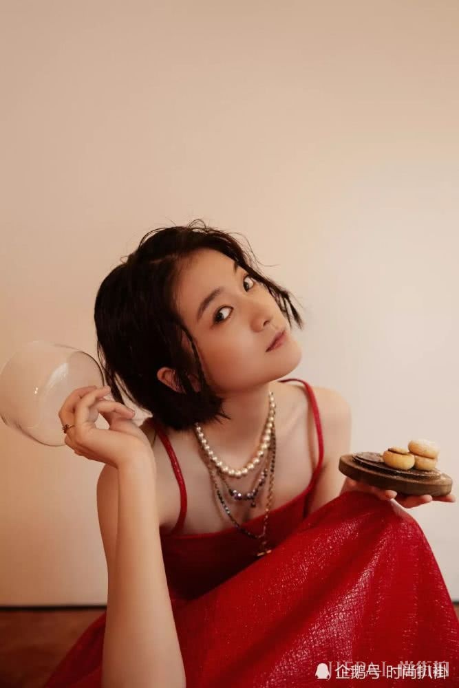 张雪迎气质太好,穿红色吊带皮裙甜美又太迷人