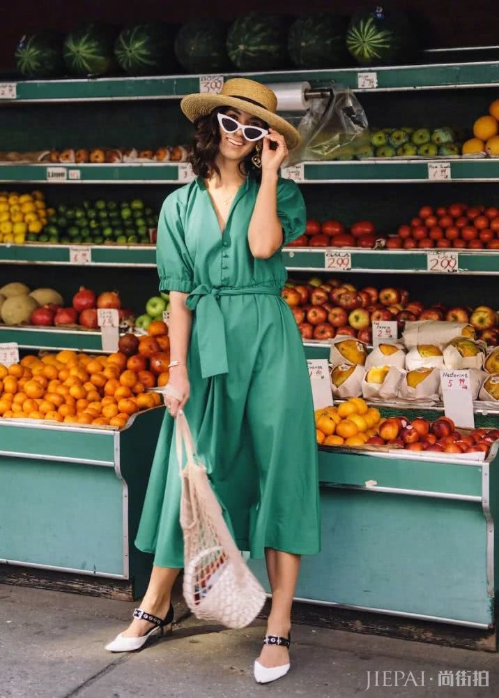夏天别只穿莫兰迪了，今年水果色才是夏季打开的正确方式