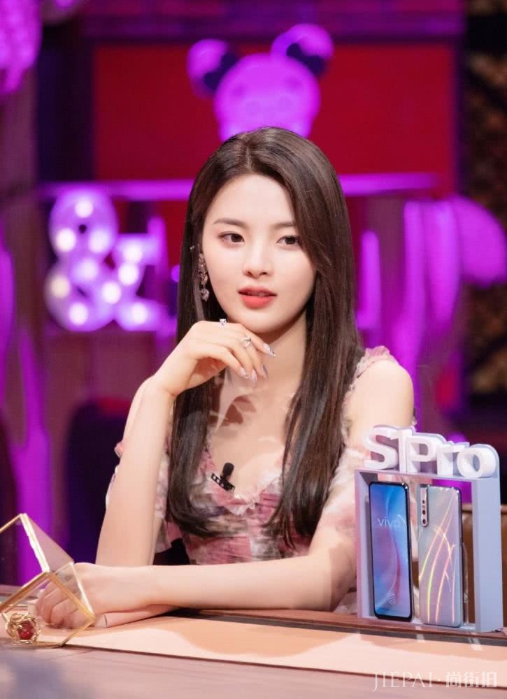 杨超越穿印花露肩纱裙配高跟鞋，明艳俏皮淑女范十足