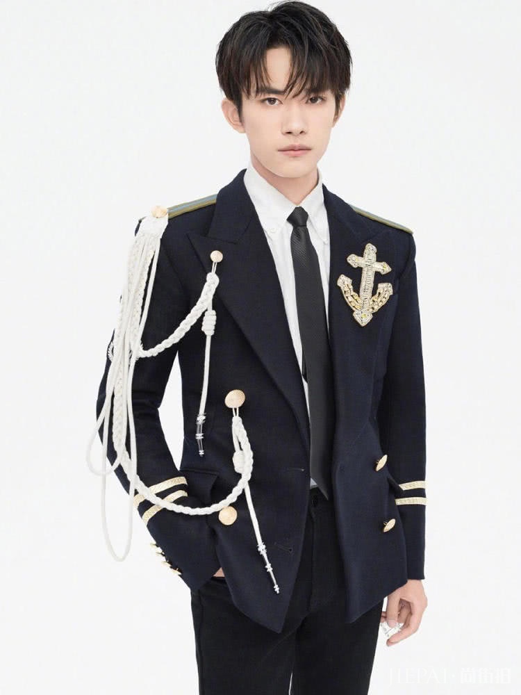 TFBOYS六周年海报变“二次元”男神,两种风格又盐又甜