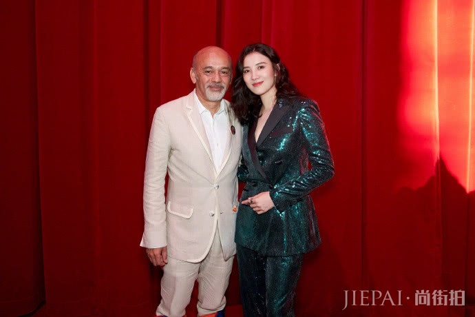 宋佳巴黎再出新造型,身穿蓝绿色亮片套装,气质依然很好